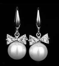 Load image into Gallery viewer, Pearl Earrings