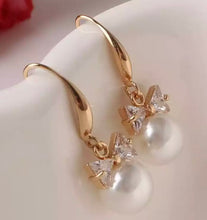Load image into Gallery viewer, Pearl Earrings